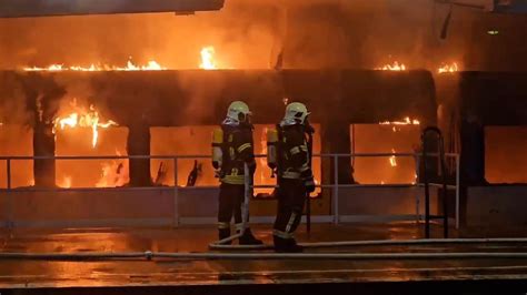 Berlin Zug in S Bahnhof in Flammen Rätsel um Ursache