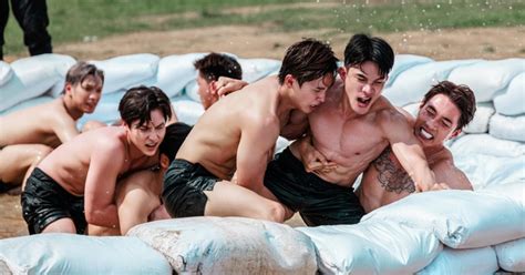 Dàn mỹ nam bán nude khoe cơ bắp múi bụng trên sóng truyền hình
