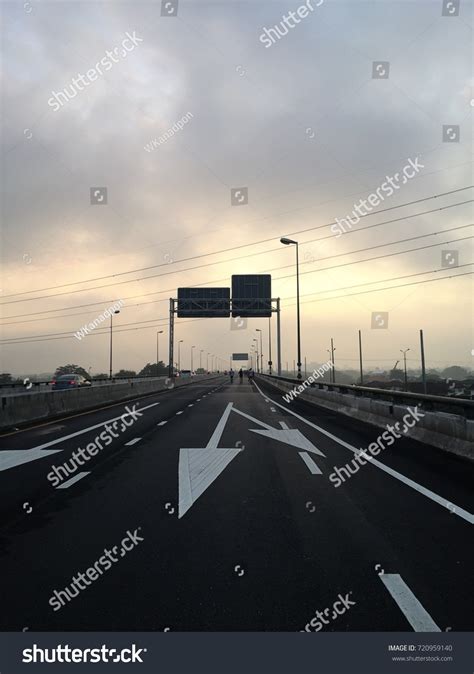 Big White Arrows On Road Telling Stock Photo 720959140 | Shutterstock