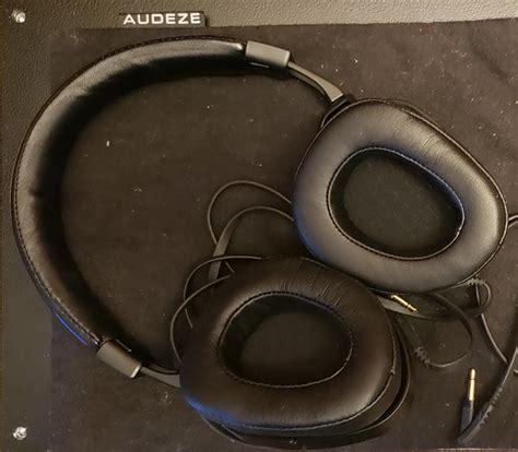 Closed Audeze Sine Magnetic Planar Headphones With Cipher Lightning