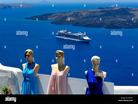 Mannequins de mode et un bateau de croisière en Grèce Santorin Fira