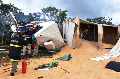 G1 Carreta Tomba Na Pista E Motorista Morre Preso Nas Ferragens Em MS