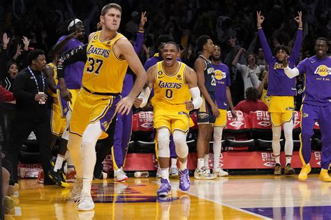 Nba Los Lakers Ganan De Milagro La Proeza Del Chico Del Cementerio