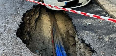 Piove E A Palermo Si Apre Una Voragine Per Strada FOTO