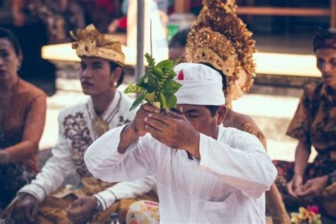 Mengenal Aktivitas Umat Hindu Sehari Hari Di Bali