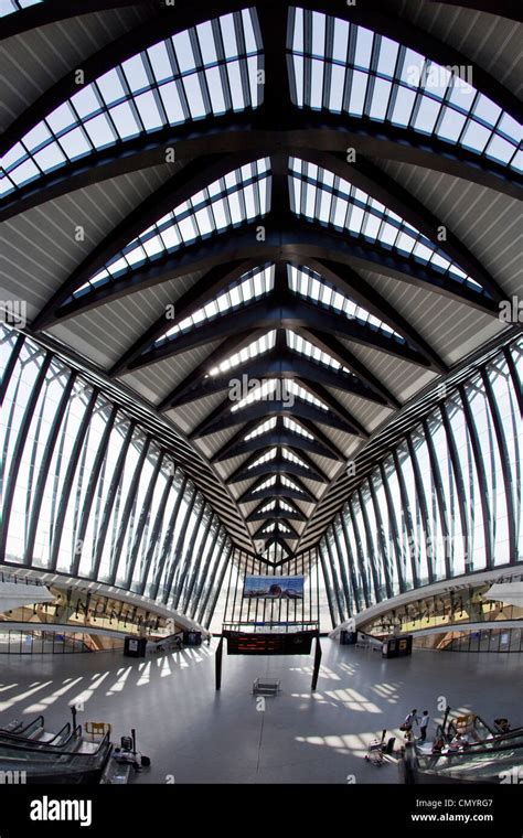 Estación TGV en el aeropuerto de Lyon por el arquitecto Santiago