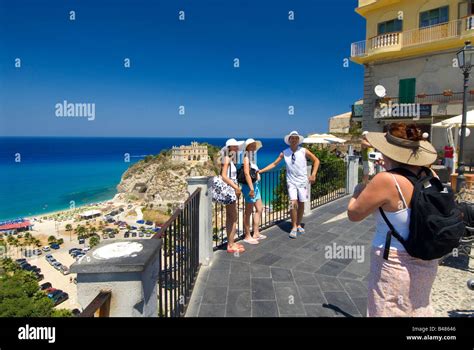 Touristen Posieren Für Foto Mit Blick Auf Das Kloster Santa Maria Del