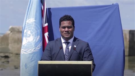 Tuvalu Foreign Minister Gives Climate Change Speech in Ocean - Nerdist