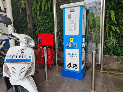 PLN Siap Bangun 1 500 Charging Station Untuk Motor Listrik Greentech