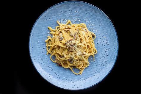 Pasta Carbonara Con Tocino En Plato Azul Aislado En La Vista Superior