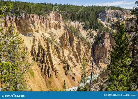 Bela Paisagem Fluvial Ao Redor Do Grand Canyon De Yellowstone Foto De