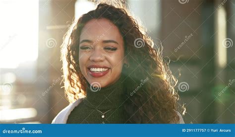 Sorriso Feminino E Ao Ar Livre Cabelo Natural E Tratamento Para