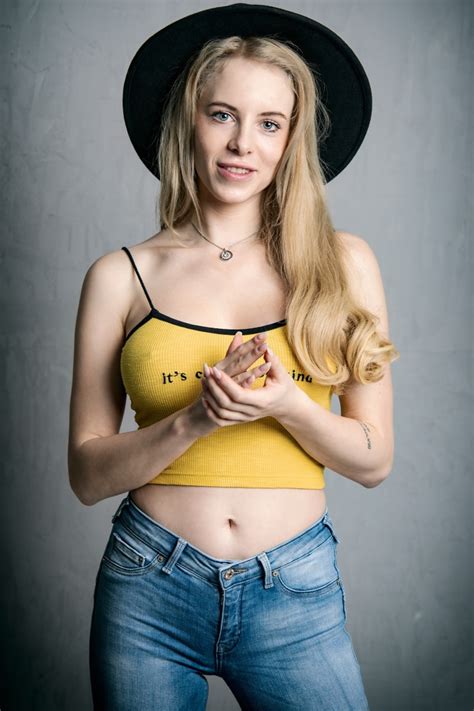 Crissi Blonde Girl Hat Singlet Belly Jeans Glance HD Phone