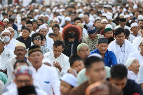 Hypeabis POTRET TOLERANSI BERAGAMA SAAT SALAT IDUL FITRI