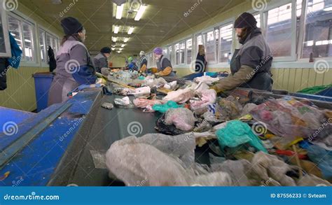 Trabajadores Irreconocibles En El Transportador Que Clasifica La Basura