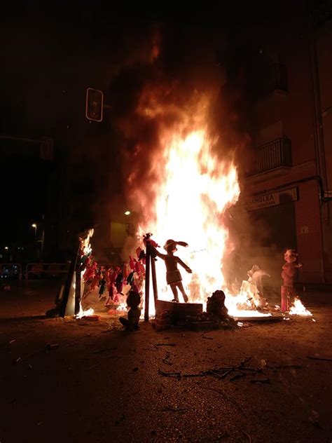 Un Sant Joan Ple De Diversi A La Falla Gran Via De L Est I La Falla