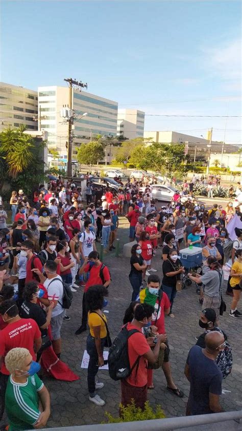 Manifestantes Se Reúnem Em Ato Contra Bolsonaro Em Vitória