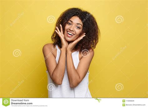 Belle Jeune Femme De Sourire Dafro Américain Dans Le T Shirt Blanc