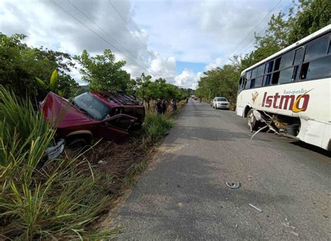 Fuerte colisión entre una camioneta y un autobús de pasajeros dejo solo