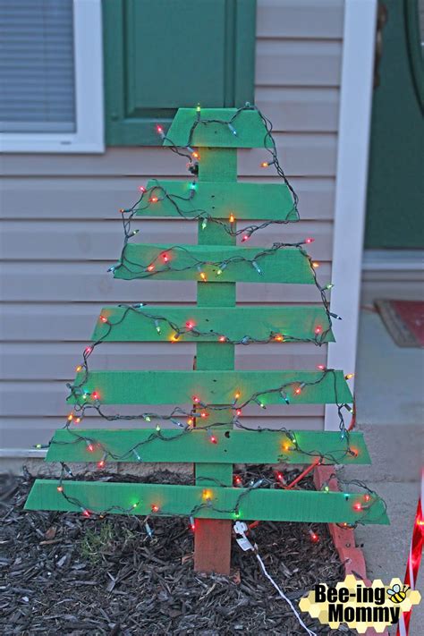 DIY Pallet Christmas Tree Holiday Decor