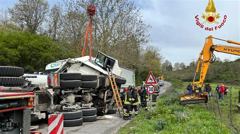 LAZIO Schianto Tra Tir Autista Resta Intrappolato Fra Le Lamiere