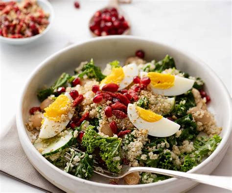 Salada quente de couve kale feijão branco noz e bagas de goji