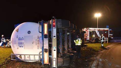 Walldorf Lkw Kippt Auf Berleitung Zwischen Karlsruhe Und Mannheim Um