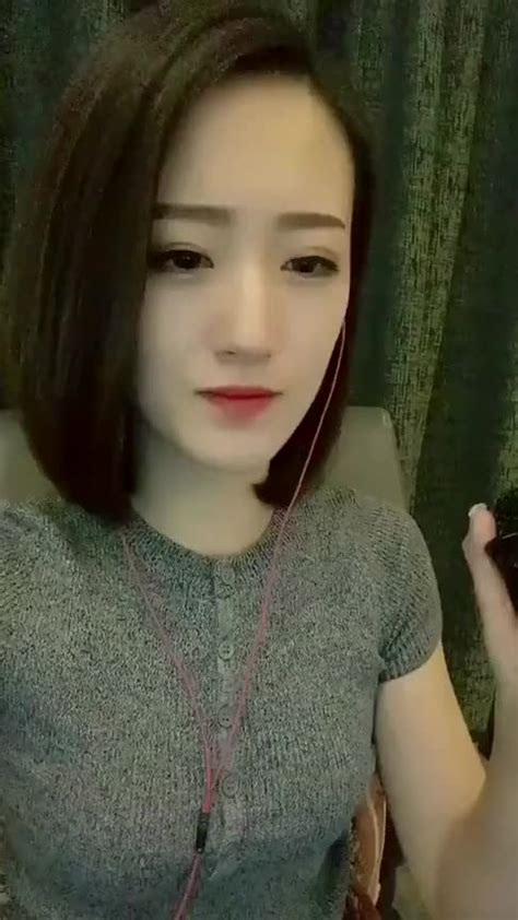 最近超火的一首歌，美女小姐姐翻唱的真好听，网友：声音好特别呀新浪新闻