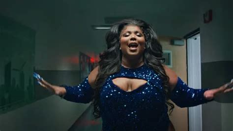 Lizzo annonce un nouvel album et dévoile un premier single About Damn