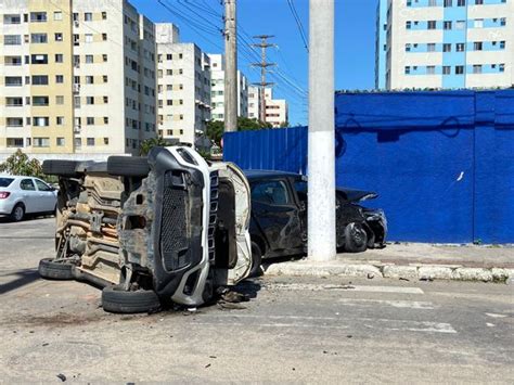 A Gazeta Acidente Entre Carros Em Cruzamento Deixa Mulher Ferida Em