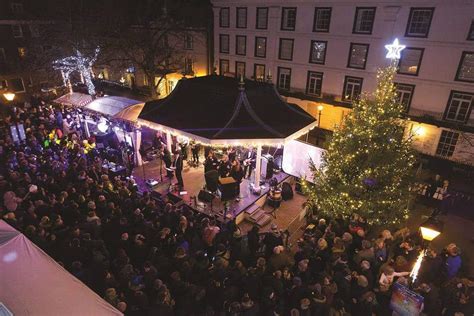 Tunbridge Wells Celebrates New Year S Eve With Hug Many On The Pantiles