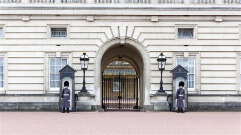 How much does buckingham palace cost? - Monuments & sights