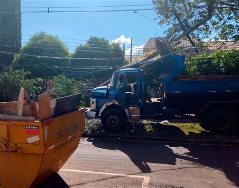 Motorista De Caminh O Bate Em Poste Da Rede El Trica Ao Desviar De