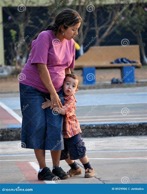 Niño Pequeño Que Abraza a Su Madre Foto de archivo Imagen de alegre