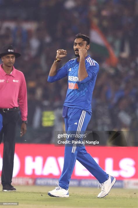 axar patel  india celebrates  wicket  travis head  australia
