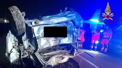 Incidente Sulla Statale Auto Sfonda Il Guardrail E Precipita Dal