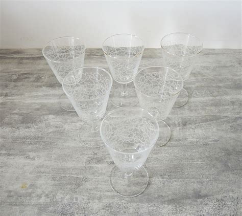 Anciens Verres Pied Motif Arabesques Blanches H Cm Vintage