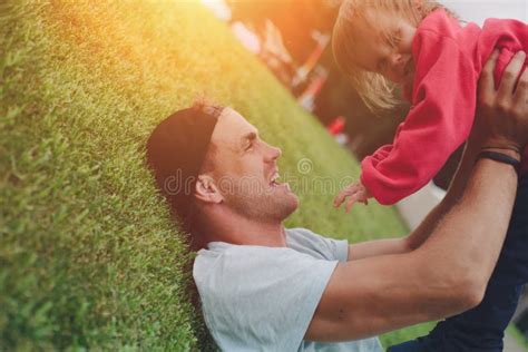 Engendrez Tenir Sa Fille Dans Des Bras En Parc Temps Heureux De Famille