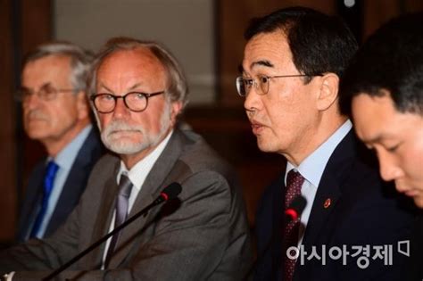 포토 정책 설명하는 조명균 통일부 장관 아시아경제