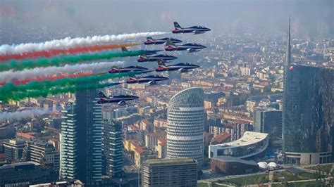 Il Video Delle Frecce Tricolori Che Sorvolano Il Cielo Di Milano