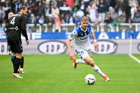 Ligue 1 Un Défenseur Dauxerre Blessé Au Genou Maligue2