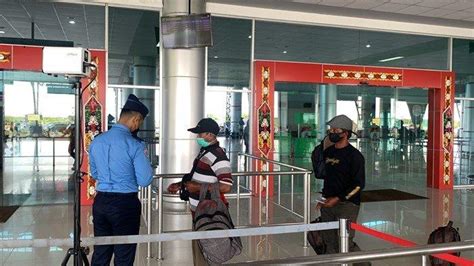 Jelang Hari Raya Idul Fitri Keberangkatan Penumpang Di Bandara Tjilik