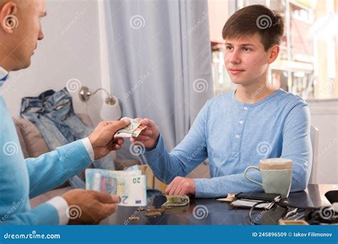 Padre Dando Dinero A Su Hijo Imagen De Archivo Imagen De Euro