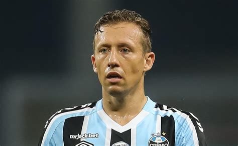 Dm Do Gr Mio Exp E Prazo De Retorno De Lucas Leiva Aos Gramados E