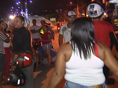 G Motorista Tenta Fazer Manobra E Atropela Casal Em Motocicleta