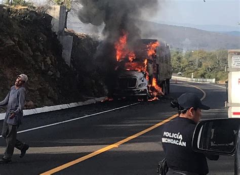 Se incendia camión que trasladaba avena en la autopista de Occidente