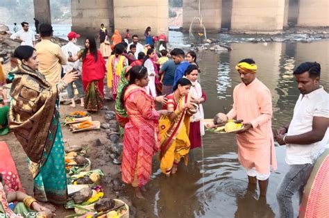 लोक आस्था के महापर्व छठ के अवसर पर अस्तचलगामी सूर्य को दिया गया अर्घ्य News Bharat20