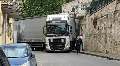 Tir Sbaglia Strada E Si Incastra Nel Centro Di Eboli Traffico In Tilt