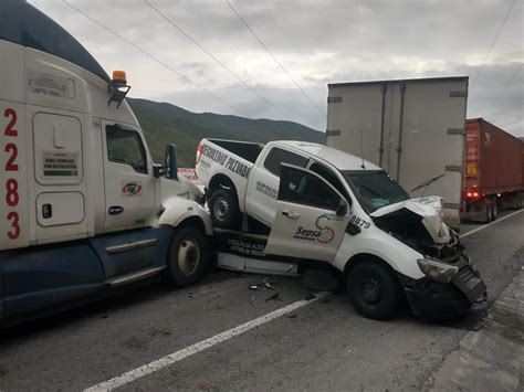 Triple choque en la Siglo 21 un tráiler contra 2 patrullas Quadratín