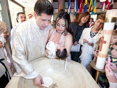 El padre Alberto Cutié bautiza a su propia hija